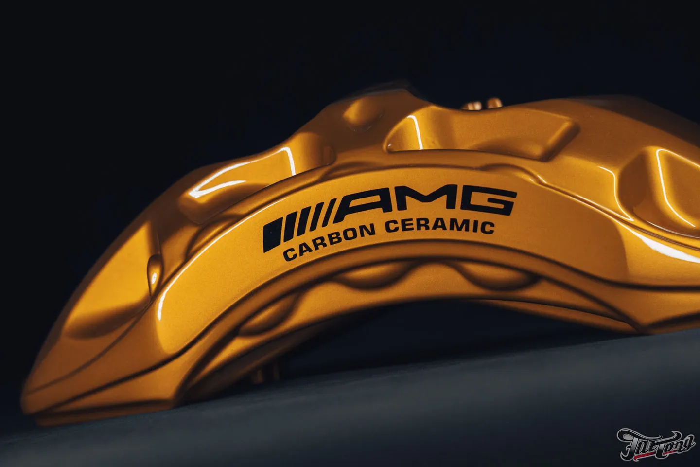 Золотой суппорт с логотипом AMG Carbon ceramic